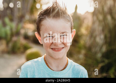 Close up portrait of young boy with freckles smiling Banque D'Images