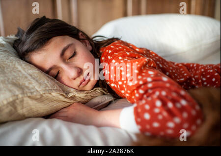 10-12 ans tween girl sleeping in bed at home Banque D'Images