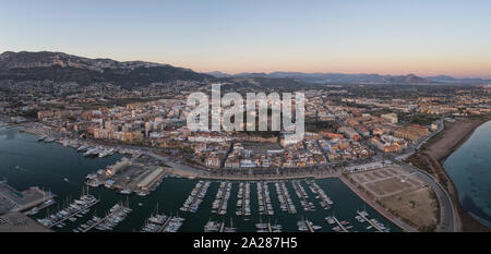 Vue panoramique sur la ville de Denia de l'air au coucher du soleil Banque D'Images