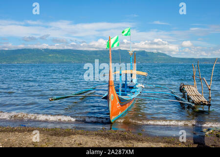 Bateau amarré sur Bangka traditionnel sur la rive du lac Taal sur l'île volcan Taal, Talisay, province de Batangas, Philippines Banque D'Images