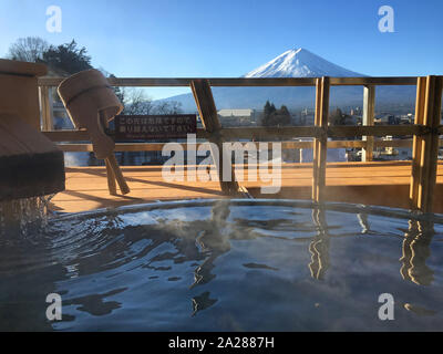 fond du fuji avec roseaux au japon hiver Banque D'Images