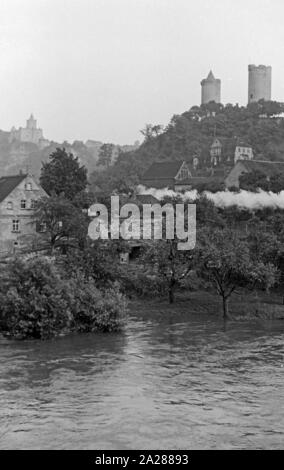 Die Ortschaft Saaleck unterhalb der Burg im Saaleck Burgenlandkreis, Deutschland 1950. Le village de Saaleck avec Saaleck château sur une colline, Allemagne 1950. Banque D'Images