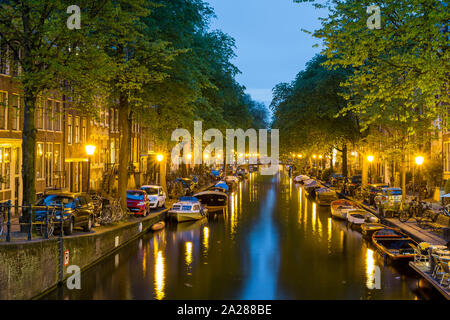 L'Egelantiersgracht canal dans le quartier Jordaan, au crépuscule, Amsterdam, Hollande du Nord, Pays-Bas Banque D'Images