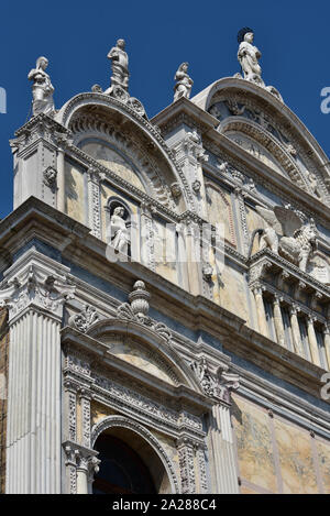 La façade décorative de la Scuola Grande di San Marco baigne dans le soleil, Castello, Venise, Italie, Europe. Banque D'Images