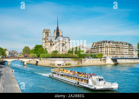 "Bateaux Mouches" Bateau de tourisme en passant en face de la Cathédrale Notre Dame sur la Seine, Paris, Île-de-France, France Banque D'Images