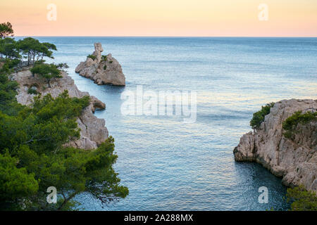 Paysage méditerranéen à la calanque de Sugiton au coucher du soleil, le Parc National des Calanques, Provence-Alpes-Côte d'Azur, Bouches-du-Rhône, France Banque D'Images