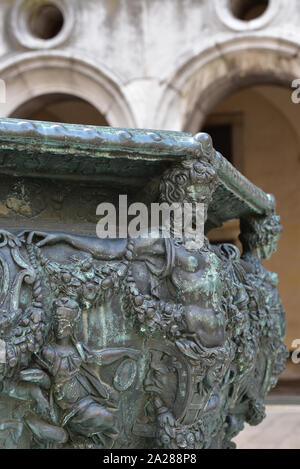 Close-up détails de l'un des deux 16e siècle de puits en bronze dans la cour du Palais des Doges, San Marco, Venise, Vénétie, Italie, Europe. Banque D'Images