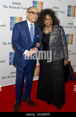 Washington, District de Columbia, Etats-Unis. 6e déc, 2014. Jessye Norman et Darren Walker arrivent pour le dîner officiel de l'artiste en l'honneur des lauréats du Kennedy Center Honors 2014 organisé par le secrétaire d'État américain John F. Kerry au département d'État des États-Unis à Washington, DC, le samedi 6 décembre 2014. Les lauréats 2014 sont : la chanteuse Al Green, l'acteur et réalisateur Tom Hanks, ballerine Patricia McBride, Sting, auteur-compositeur-interprète et comédienne Lily Tomlin Credit : Ron Sachs/CNP/ZUMA/Alamy Fil Live News Banque D'Images