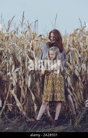 Famille et vie à l'extérieur de la ville. maman et sa fille dans un champ de maïs. Banque D'Images