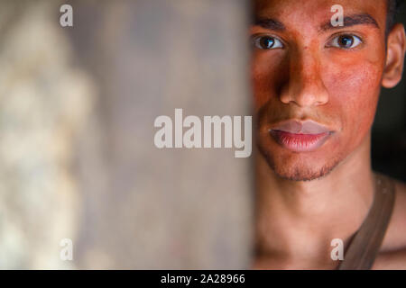 L'homme des peuples autochtones avec la peinture du visage rouge à Porto Seguro, Bahia, Brésil Banque D'Images