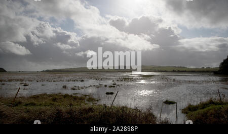 Cuckmere River, au Royaume-Uni. 1er octobre 2019. Le centre de canoë et kayak Buzz utiliser des sacs en vue de la poursuite de l'inondation à l'entrée de ce que les forts vents et marées menacent la zone Crédit : Alan Fraser/Alamy Live News Banque D'Images