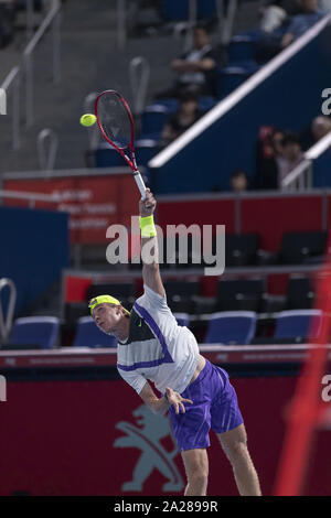 Tokyo, Japon. 1 octobre, 2019. Denis Shapovalov (CAN) seves contre Miomir Kecmanovic (SRB) masculin au cours de leur première série de match au Japon Rakuten Open Tennis Championships 2019 au Colisée Ariake. Le tournoi a eu lieu du 30 septembre au 6 octobre. Credit : Rodrigo Reyes Marin/ZUMA/Alamy Fil Live News Banque D'Images