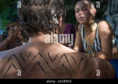 Les jeunes brésiliens avec peinture sur corps tribal, réunion en plein air Banque D'Images