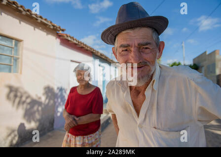 L'homme et de la femme autochtone dans un petit village dans le nord-est du Brésil Banque D'Images