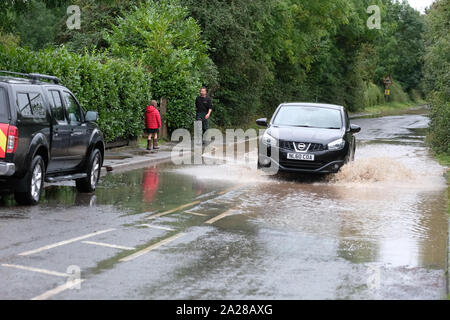 Village de Norton, près de Worcester, Royaume-Uni - Mardi 1er octobre 2019 - après-midi la pluie a produit les crues éclair dans le Worcestershire) village de Norton, près de Worcester, mardi après-midi. Les voitures roulent prudemment à travers l'inondation. Photo Steven Mai / Alamy Live News Banque D'Images