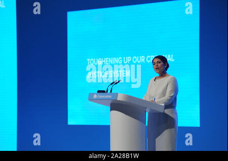 Manchester, UK. 1er octobre 2019, Priti Patel MP, Ministre de l'intérieur, délivre son discours de conférence, le troisième jour du congrès du parti conservateur à la Manchester Central Convention Complex. Kevin Hayes/Alamy Live News Banque D'Images