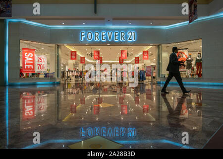 Détaillant de mode Forever 21 a déposé pour la protection contre la faillite aux États-Unis. La société a déclaré qu'elle envisage de quitter la plupart des endroits en Asie et Banque D'Images