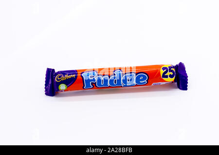 Fudge chocolat Cadbury bar sur fond blanc. UK Banque D'Images