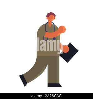 Médecin homme en uniforme holding clipboard carte patient soins de médecine clinique médicale hôpital concept travailleur avec stéthoscope blanc pleine longueur Illustration de Vecteur