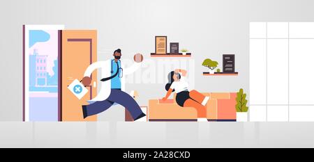 Médecin homme avec trousse de secours en marche pour aider la médecine patient femme ambulance soins médicaux américains africains concept travailleur en robe blanche Illustration de Vecteur