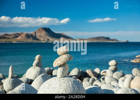 Les rochers de granit et les cairns, près d'El Arbolito plage de Cabo Pulmo (sur la mer de Cortez), Baja California Sur, Mexique Banque D'Images