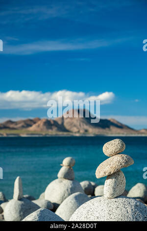 Les rochers de granit et de cairns, près de El Arbolito plage de Cabo Pulmo (sur la mer de Cortez), Baja California Sur, Mexique Banque D'Images