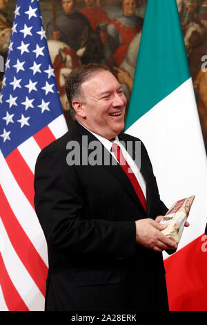 Roma, Italia. 06Th Oct, 2019. Au cours de la photo famille Secrétaire d'État des États-Unis, Mike Pompeo est donné un paquet de parmesan par un journaliste de l'émission de télévision "Le Iene" pour protester contre les tarifs douaniers sur les marchandises européennes, tandis que le Premier ministre italien se trouve à côté de lui le 1er octobre 2019 de Rome. Palazzo Chigi. Le secrétaire d'État américain visite le Premier ministre italien. Foto Samantha Zucchi Insidefoto insidefoto Crédit : srl/Alamy Live News Banque D'Images