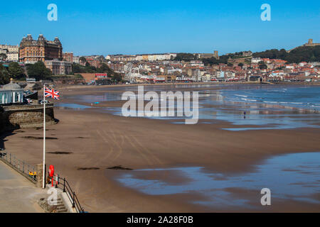 Scarborough. United Kingdom. 09,19.19. La plage à marée basse dans la station balnéaire de Scarborough sur la côte du Yorkshire du Nord dans le nord-est de Fra Banque D'Images