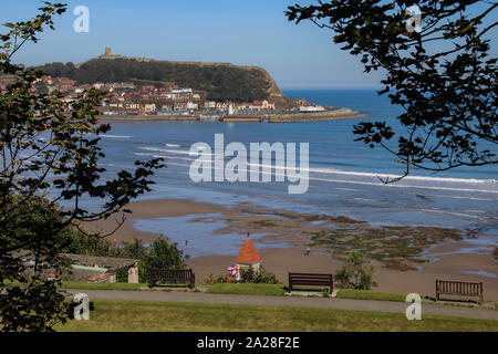 Scarborough. United Kingdom. 09,19.19. Les ruines de Scarborough Castle sur la pointe au-dessus de la station balnéaire de Scarborough sur le North Yorkshire Banque D'Images