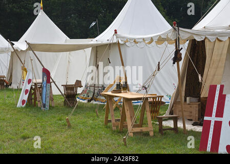 Des tentes dans le domaine de campement à l'Loxwood Bannières fête médiévale qui se déroule à Loxwood prairie près de Aldham dans Sussex England Banque D'Images