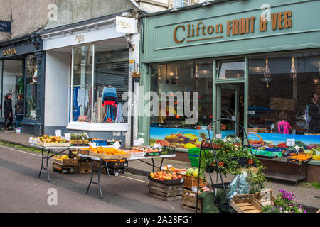 Légumes sur Kings Rd in affluent le village de Clifton à Bristol, Angleterre, Royaume-Uni. Banque D'Images