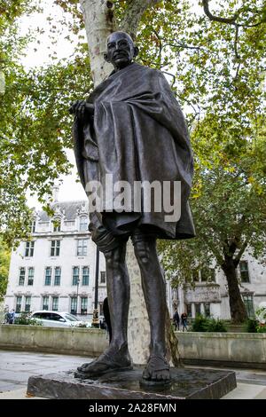 Londres, Royaume-Uni. 1 octobre, 2019. Statue du Mahatma Gandhi à la place du Parlement à Westminster. Le mardi 2 octobre 2019, le Premier Ministre indien Narendra Modi est de diriger la nation pour rendre hommage à la liberté circulation leader et père de la nation, le Mahatma Gandhi dans son mémoire à New Delhi, Inde sur le 150e anniversaire de sa naissance. Crédit : Steve Taylor/SOPA Images/ZUMA/Alamy Fil Live News Banque D'Images