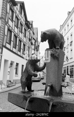 Bärenbrunnen ""Villa Rügen und in der Innenstadt von Bernkastel Kues an der Mosel, Allemagne 1968. Bien Baerenbrunnen et charpente de bois à la ville de Bernkastel Kues, Allemagne 1968. Banque D'Images