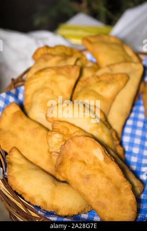 L'alimentation des Pouilles : tartes frit appelé panzerotti pizza fraîche du dans un panier, faite avec de la sauce tomate, la mozzarella et le prosciutto, close-up Banque D'Images