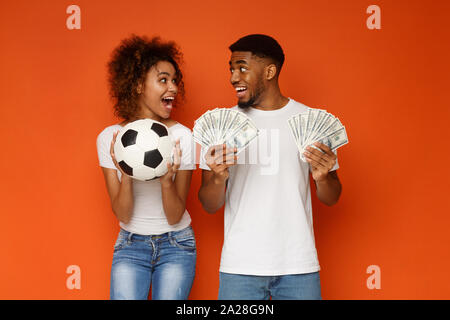 Surpris african american football fans appréciant leur victoire Banque D'Images