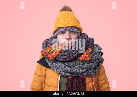 Beau portrait comique dans plusieurs chapeaux et écharpes. Banque D'Images