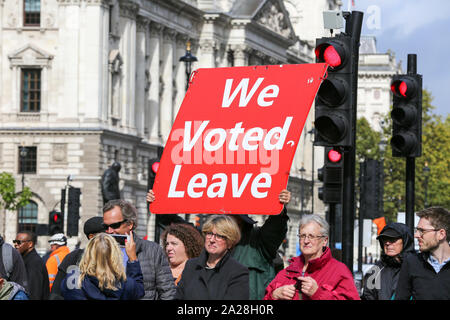 Londres, Royaume-Uni. 06Th Oct, 2019. Un manifestant pro-UE holding a placard dire "Nous avons voté laisser à l'extérieur des chambres du Parlement de Westminster.Le Premier ministre britannique Boris Johnson s'apprête à révéler son plan final Brexit aux dirigeants de l'UE avec moins d'un mois à faire avant que l'UE laisse UK. Credit : SOPA/Alamy Images Limited Live News Banque D'Images