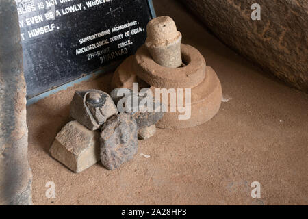 Maski, Inde 21 septembre, 2019 : monument protégé des pierres à l'intérieur de la grotte près de l'inscription de l'empereur Ashoka à Maski, Inde Banque D'Images