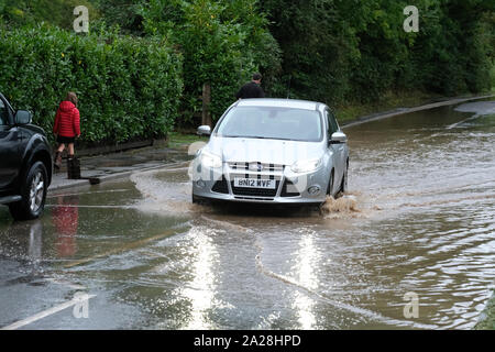 Village de Norton, près de Worcester, Royaume-Uni - Mardi 1er octobre 2019 - après-midi la pluie a produit les crues éclair dans le Worcestershire) village de Norton, près de Worcester, mardi après-midi. Les voitures roulent prudemment à travers l'inondation. Photo Steven Mai / Alamy Live News Banque D'Images