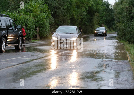 Village de Norton, près de Worcester, Royaume-Uni - Mardi 1er octobre 2019 - après-midi la pluie a produit les crues éclair dans le Worcestershire) village de Norton, près de Worcester, mardi après-midi. Les voitures roulent prudemment à travers l'inondation. Photo Steven Mai / Alamy Live News Banque D'Images