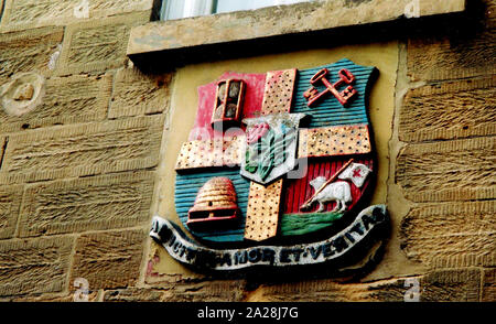 Robin Hood's Bay, Yorkshire, UK 2004 - Ordre d'Odd Fellows-plaque. Devise "amitié, amour et vérité' -  = temps Hourglass -ruche  = travail & économie - clefs croisées  = connaissance et sécurité - Lamb & Flag  = Le Christ, le sacrifice et le péché. L'unité est représentée par le centre de rose,thistle & poireau chacun représentant les emblèmes nationaux des trois pays du Royaume-Uni. (Notez également la ruche sur le mur à gauche de la plaque. Banque D'Images