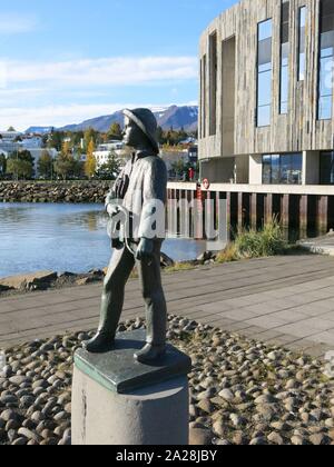 Vue extérieure du Centre culturel et de conférences Hof, a ouvert ses portes en 2010 dans la ville d'Akureyri l'Islande du Nord Banque D'Images