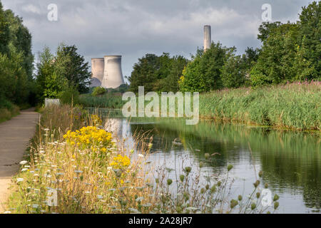 Fiddlers Ferry Power Station vu de la Trans Pennine Trail, St Helen's Canal, Gatewarth, Warrington Banque D'Images