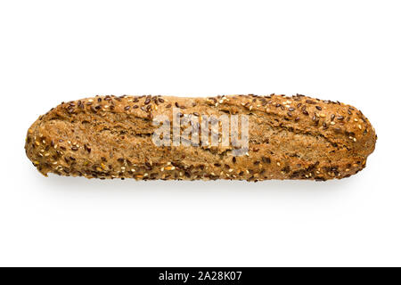 Baguette de blé entier traditionnel avec linseeds et les graines de sésame isolé sur blanc. Vue d'en haut. Banque D'Images