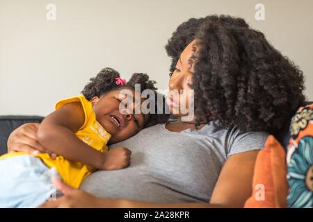 Mère afro-américaine disciplinant le rôle parental de son jeune enfant. Banque D'Images