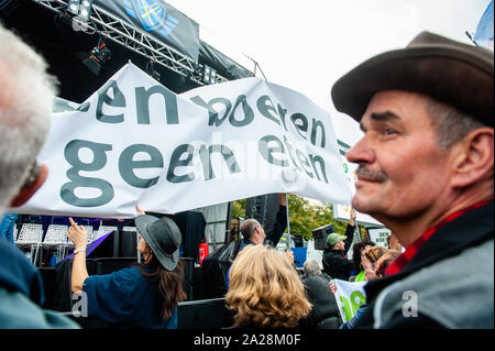 Une énorme bannière en avant de la scène pendant la manifestation.Des milliers d'agriculteurs sont arrivés au volant de leurs tracteurs de ferme à La Haye pour lutter contre l'image souvent négative des agriculteurs et leur exploitation présentée dans les médias par certains hommes politiques, et par des activistes. Les agriculteurs sont venus de toutes les régions des Pays-Bas à faire une déclaration concernant la politique actuelle dans le secteur de l'agriculture néerlandais. Banque D'Images