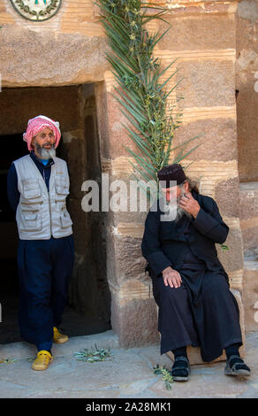 Un moine vivant au monastère de Sainte Catherine d'avoir eu une conversation avec un pèlerin se rendant sur le lieu saint, inscrites à l'UNESCO comme site du patrimoine mondial Banque D'Images