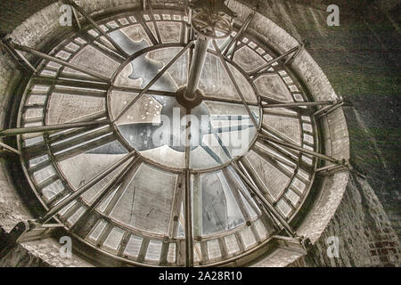 Vintage tour de l'horloge par gravité des mécanismes et des cadrans. Banque D'Images