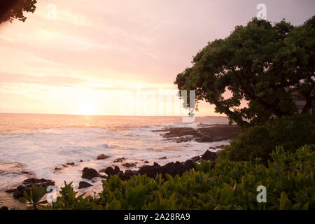 Coucher de soleil sur la mer couleur de Kona sur Big Island Hawaii Banque D'Images