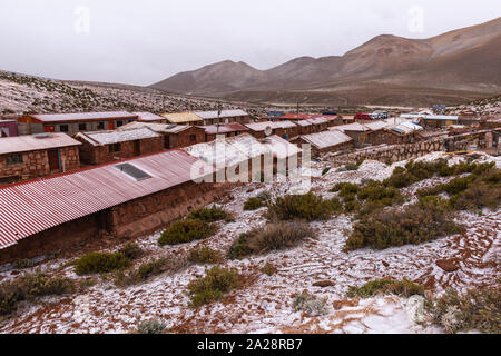 Neige légère dans le village andin de Machuca, altitude de 4,000m, San Pedro de Atacama, Región de Antofagasta, Chili, Amérique Latine Banque D'Images